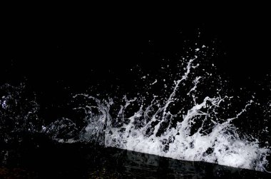 Dalga Karadeniz üzerinde sıçramasına.