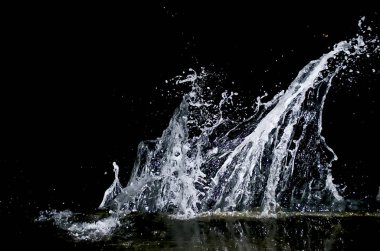 Dalga Karadeniz üzerinde sıçramasına.