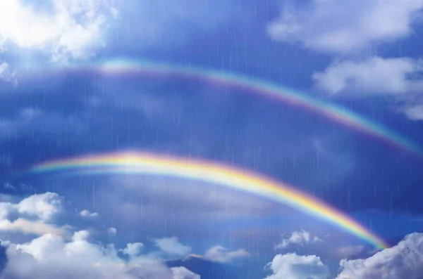 Arc-en-ciel. Un arc-en-ciel dans le ciel . — Photo