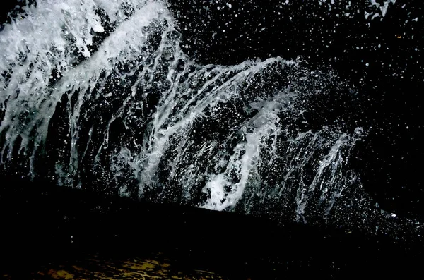 Dalga Karadeniz üzerinde sıçramasına.