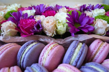 Çiçekli bir kutu içinde Fransız acıbadem kurabiyesi