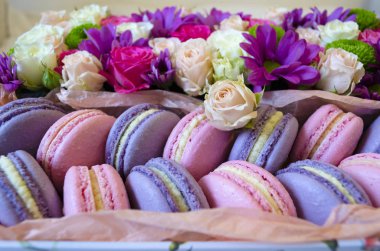 Çiçekli bir kutu içinde Fransız acıbadem kurabiyesi