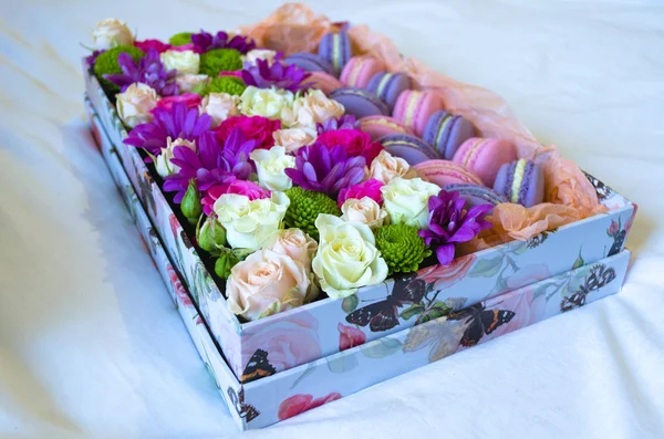 Macaron francese in una scatola con fiori — Foto Stock