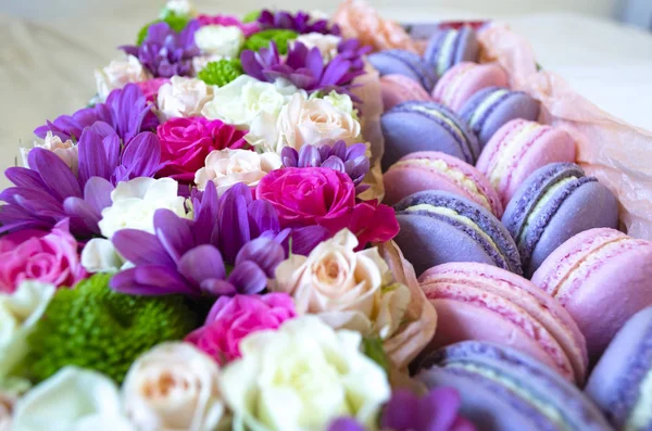 Macarrón francés en una caja con flores — Foto de Stock