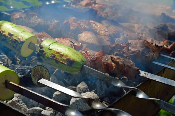 Shashlik marinado com abóboras preparando-se em uma grelha de churrasco sobre carvão vegetal. Recreação ao ar livre . — Fotografia de Stock