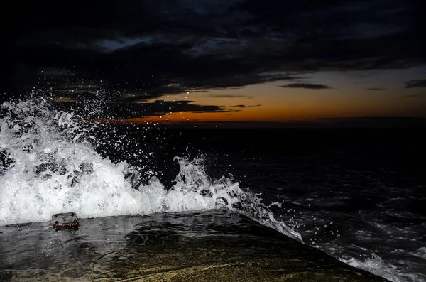 Salpicar ola en el mar Negro . — Foto de Stock