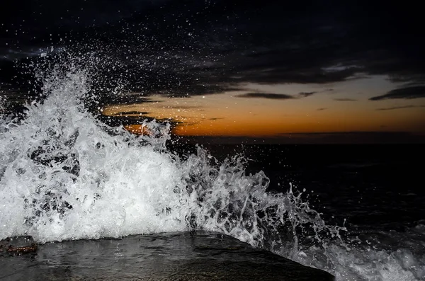 Salpicar ola en el mar Negro . Fotos de stock libres de derechos