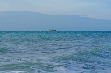 Dalga Karadeniz üzerinde sıçramasına.