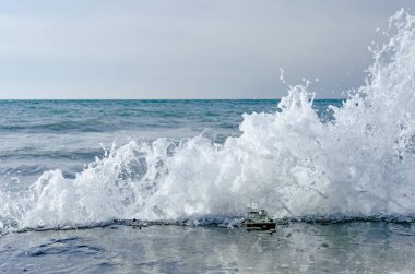 Dalga Karadeniz üzerinde sıçramasına.