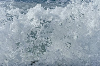 Dalga Karadeniz üzerinde sıçramasına.