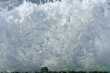 Dalga Karadeniz üzerinde sıçramasına.