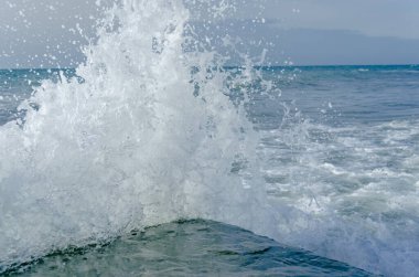 Dalga Karadeniz üzerinde sıçramasına.