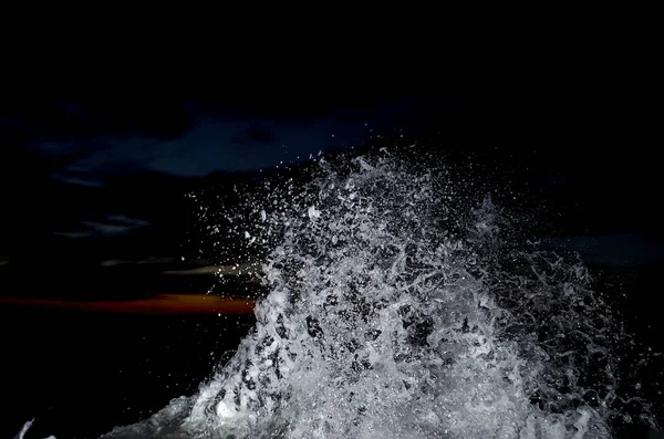 Plätschernde Welle auf dem Schwarzen Meer. — Stockfoto