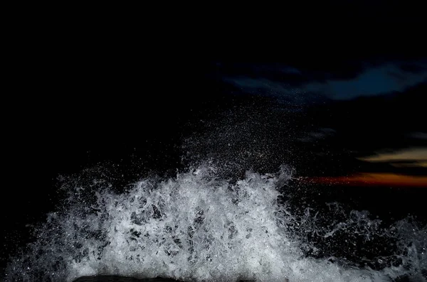 Plätschernde Welle auf dem Schwarzen Meer. Stockfoto