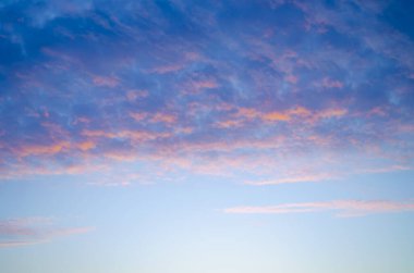 günbatımı pembe bulutlara