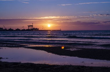 Marina ve gemiler günbatımı ve martıların arka planına karşı. Karadeniz