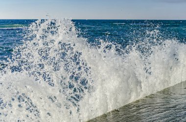 Güneşli bir günde dalga Karadeniz üzerinde sıçramasına.
