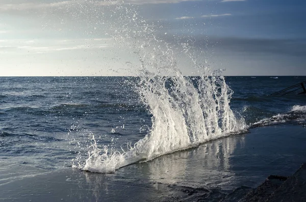 Plusk Fal Morzu Czarnym Słoneczny Dzień — Zdjęcie stockowe