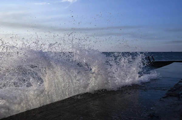 Pôr Sol Brilhante Sob Mar Com Ondas Salpicos Pedras — Fotografia de Stock