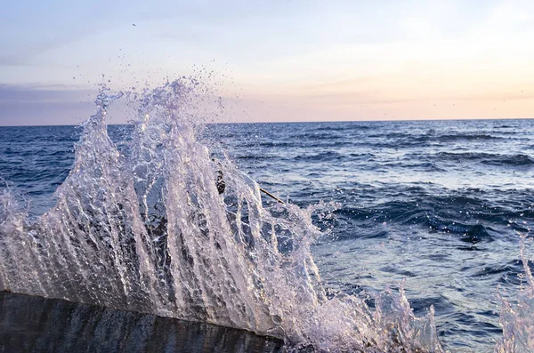 Pôr Sol Brilhante Sob Mar Com Ondas Salpicos Pedras — Fotografia de Stock