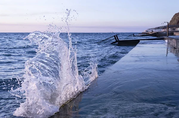 Altında Belgili Tanımlık Deniz Dalgaları Sıçraması Taşlar Ile Parlak Günbatımı — Stok fotoğraf