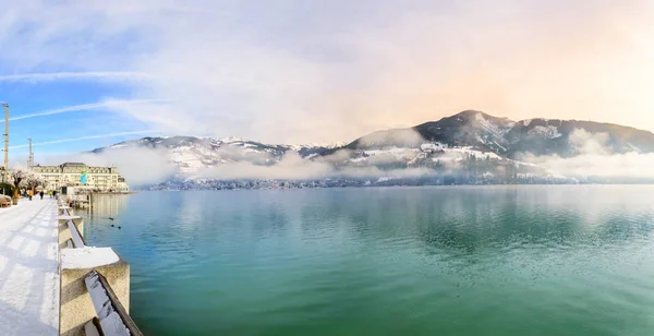 Zell am See, Österrike - Dec 2019: Panorama över sjön Zell med dimmiga berg i österrikiska Alperna på vintern. — Stockfoto