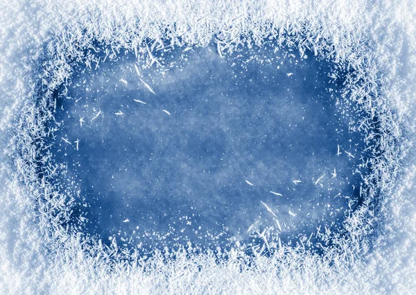 Zimowe tło: zbliżenie tekstury lodu i śniegu w modnym klasycznym kolorze niebieskim - kolor koncepcji roku 2020 — Zdjęcie stockowe