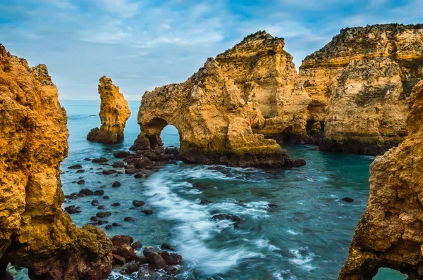 Portekiz 'in Algarve kentindeki Lagos adlı turistik köy yakınlarında Ponta da Piedade kaya oluşumları