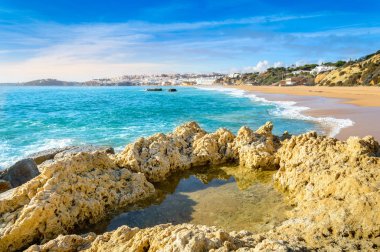 Portekiz, Algarve 'deki Albufeira tatil köyündeki kaya oluşumları ve kumlu plajlar..