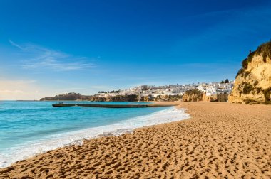 Portekiz, Algarve 'deki Albufeira tatil köyündeki kumsal..