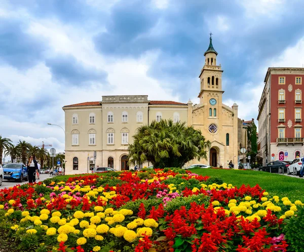 Hırvatistan 'ın Split kentindeki St. Frane kilisesi ve manastırı renkli çiçeklerle dolu — Stok fotoğraf