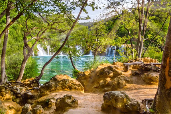 Vodopády Krka v národním parku Krka, Chorvatsko. Skradinski buk je nejdelší vodopád na řece Krce s čistou vodou a hustým lesem. Dlouhá expozice — Stock fotografie