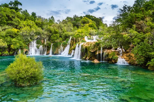 Cachoeiras Krka no Parque Nacional Krka, Croácia. Skradinski buk é a maior cachoeira no rio Krka com água limpa e floresta densa. Exposição longa — Fotografia de Stock