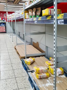 Coronavirüs pandemisi nedeniyle Almanya 'da bir süpermarkette un rafları boş