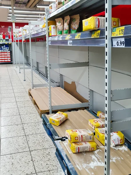 Empty shelves for flour at a supermarket in Germany due to Coronavirus pandemy — Stock Photo, Image