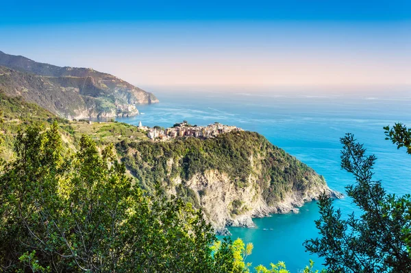 Corniglia, Cinque Terre, Olaszország - gyönyörű falu színes házakkal a sziklafal tetején a tenger felett — Stock Fotó