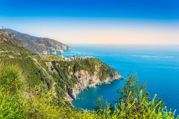 Corniglia, Cinque Terre, Olaszország - gyönyörű falu színes házakkal a sziklafal tetején a tenger felett — Stock Fotó