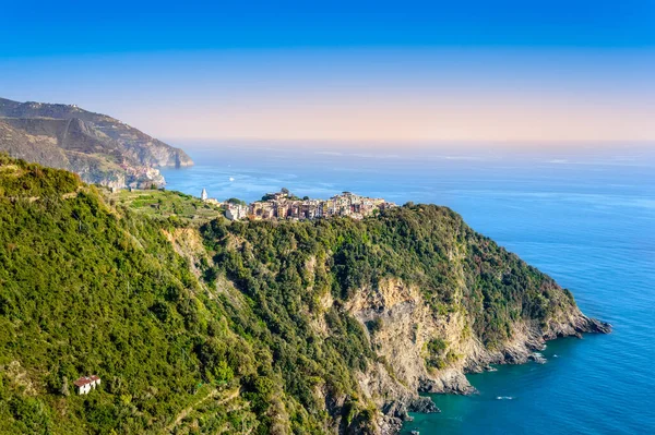 Corniglia Cinque Terre Gyönyörű Kis Falu Színes Épületekkel Sziklán Kilátással — Stock Fotó