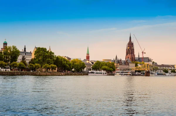 Történelmi óváros Frankfurt am Main, Németország vízparti, katedrális, sétány, hajók a fő folyón — Stock Fotó