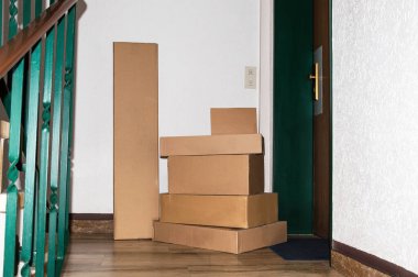 Paketleri kapının önüne yığmış durumdalar. Mal teslimatı kavramı tecrit altında veya karantina altında