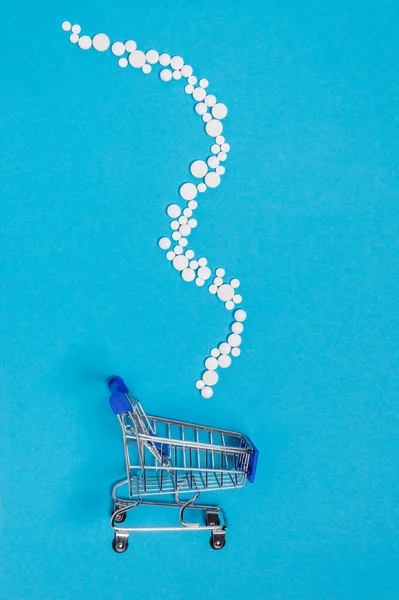 Řada Bílých Pilulek Léky Přes Nákupní Košík Modrém Pozadí Tvůrčí — Stock fotografie