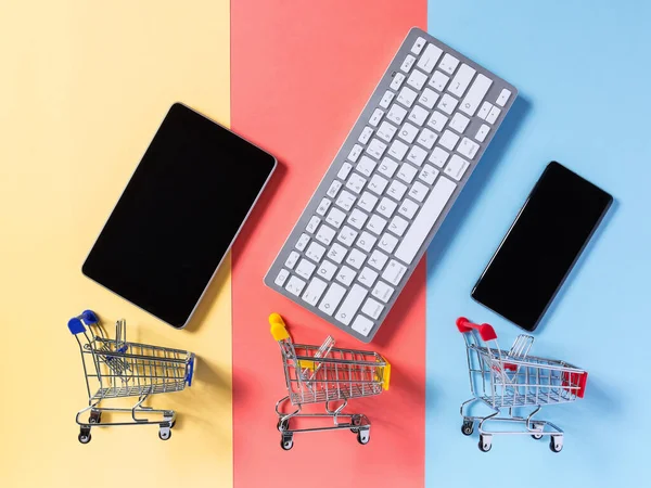 Online Nákupní Koncept Supermarketem Nákupní Vozík Mobilní Telefon Tablet Klávesnice — Stock fotografie