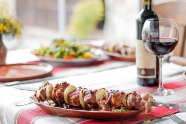Şiş kebap ve masada şarap ile plaka