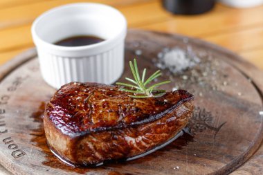 Izgara dana biftek orta ve sos