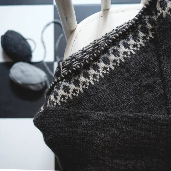 Незаконченный вязаный свитер на вязальных спицах — стоковое фото