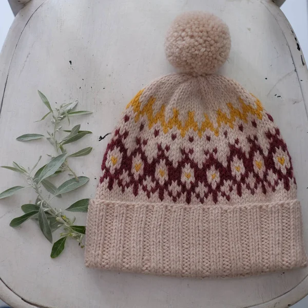 Ponpon ile bej örme şapka