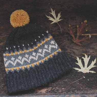 Ponpon ile gri örgü şapka