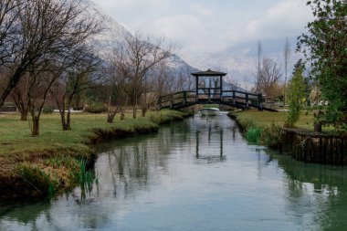Dağlar, kar ve ahşap köprü ev.