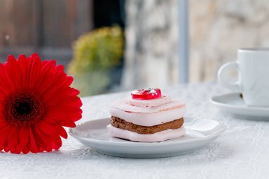 Düğün pastası ile parlak çiçek