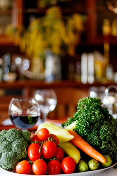 Vielfalt an Bio-Lebensmitteln einschließlich Gemüse Obst — Stockfoto